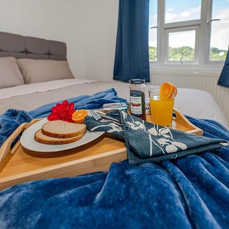 4 Bedrooms,2 Bathrooms House With Free Parking プラムステッド エクステリア 写真