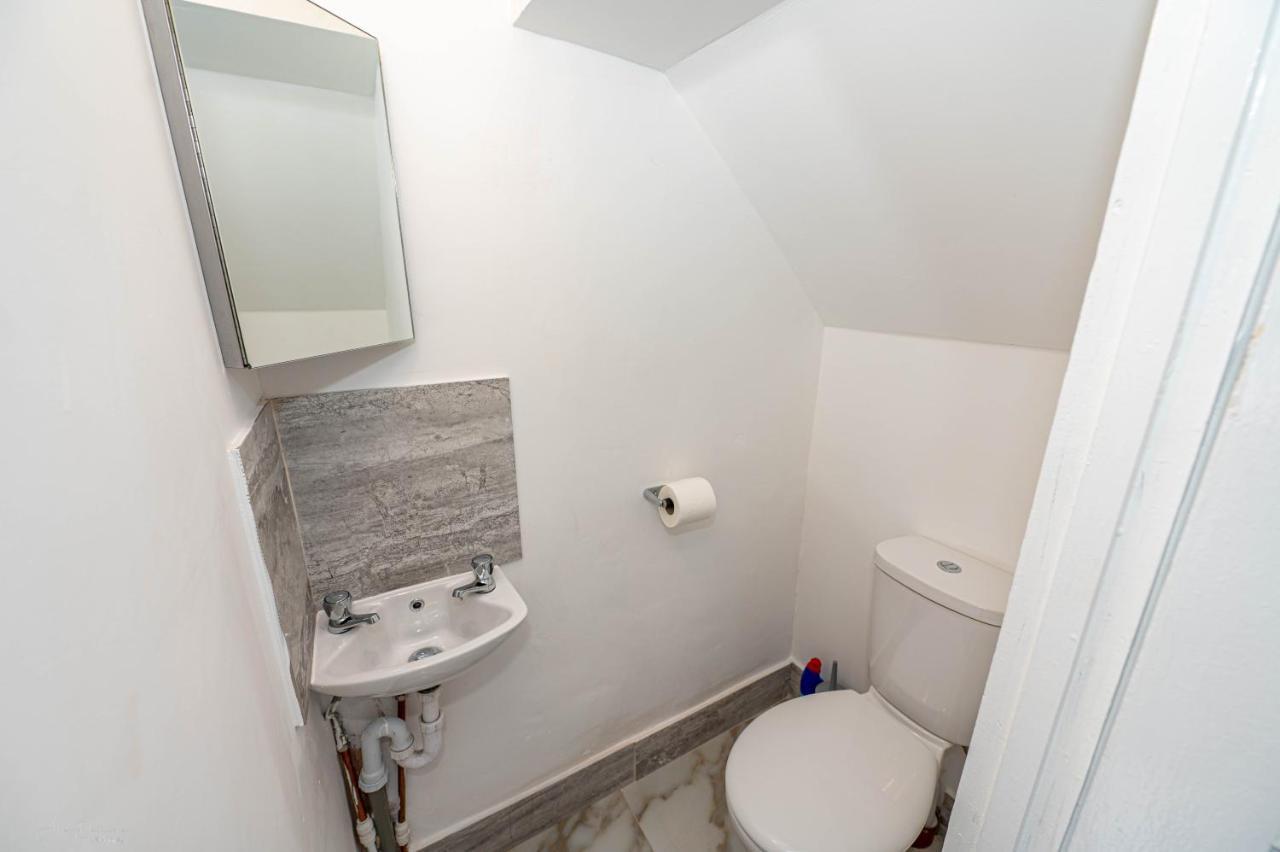 4 Bedrooms,2 Bathrooms House With Free Parking プラムステッド エクステリア 写真