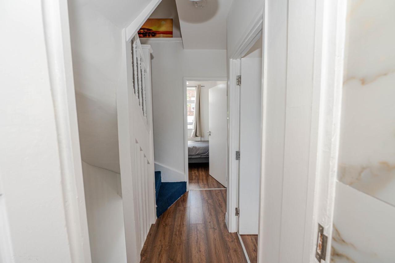 4 Bedrooms,2 Bathrooms House With Free Parking プラムステッド エクステリア 写真