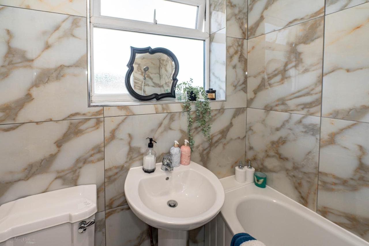 4 Bedrooms,2 Bathrooms House With Free Parking プラムステッド エクステリア 写真