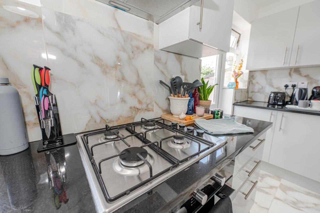 4 Bedrooms,2 Bathrooms House With Free Parking プラムステッド エクステリア 写真