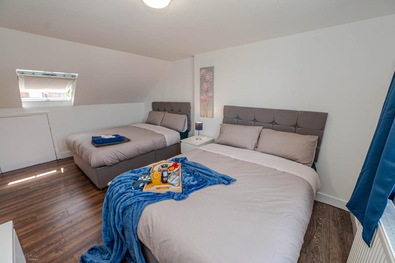 4 Bedrooms,2 Bathrooms House With Free Parking プラムステッド エクステリア 写真