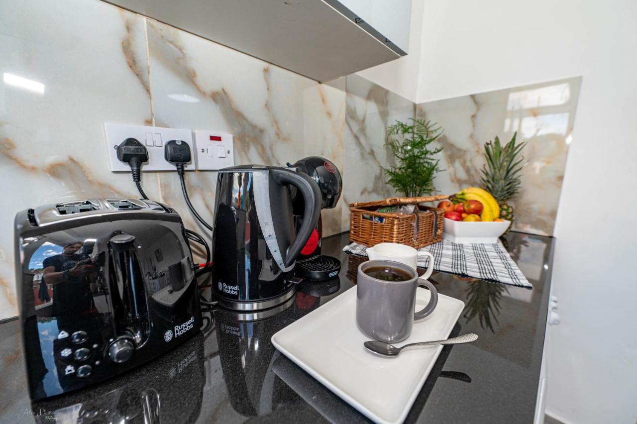 4 Bedrooms,2 Bathrooms House With Free Parking プラムステッド エクステリア 写真