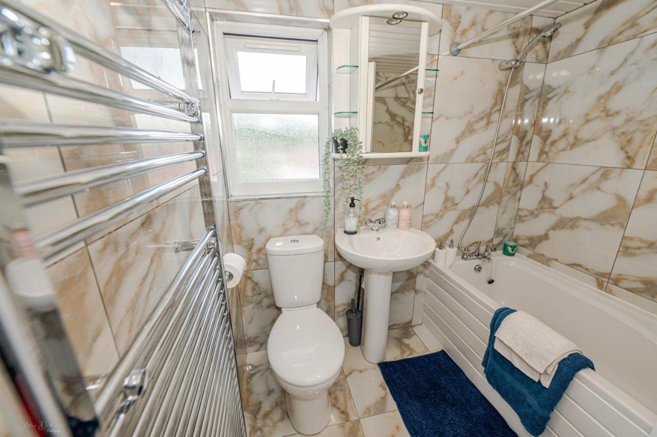 4 Bedrooms,2 Bathrooms House With Free Parking プラムステッド エクステリア 写真