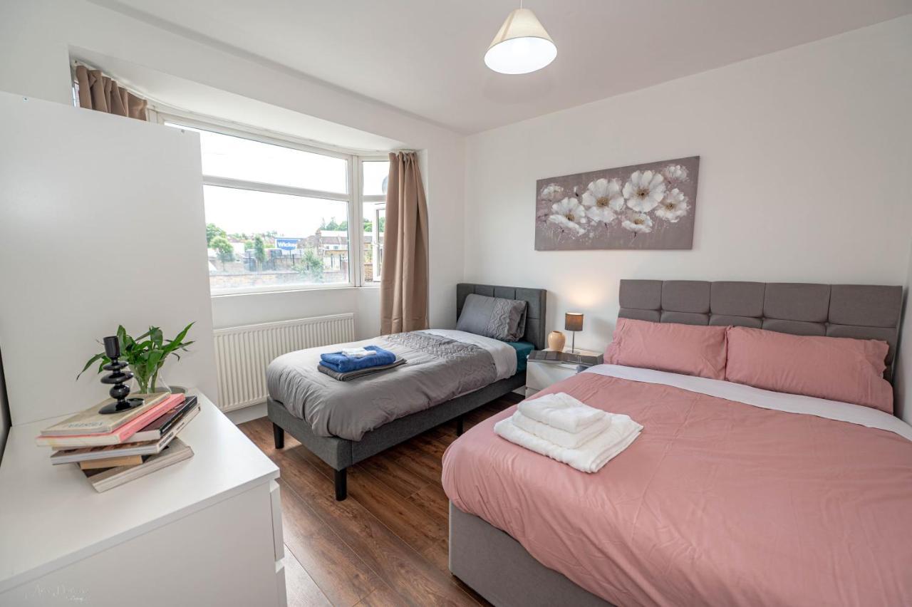 4 Bedrooms,2 Bathrooms House With Free Parking プラムステッド エクステリア 写真