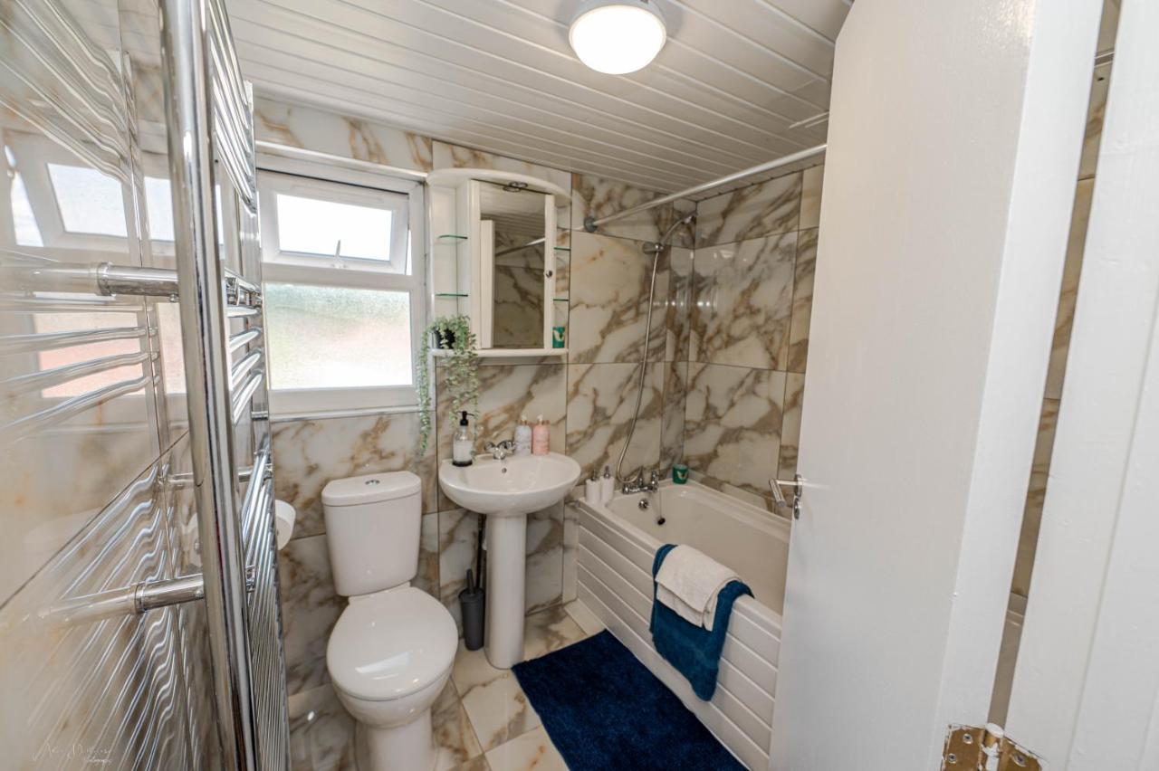 4 Bedrooms,2 Bathrooms House With Free Parking プラムステッド エクステリア 写真