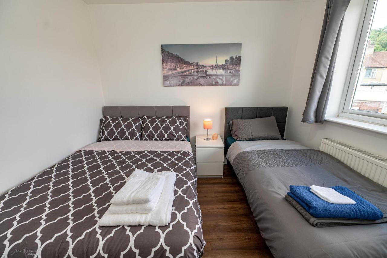 4 Bedrooms,2 Bathrooms House With Free Parking プラムステッド エクステリア 写真
