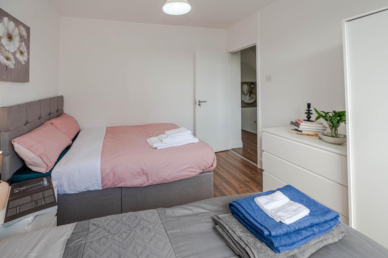 4 Bedrooms,2 Bathrooms House With Free Parking プラムステッド エクステリア 写真