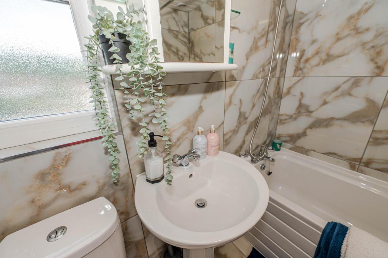 4 Bedrooms,2 Bathrooms House With Free Parking プラムステッド エクステリア 写真
