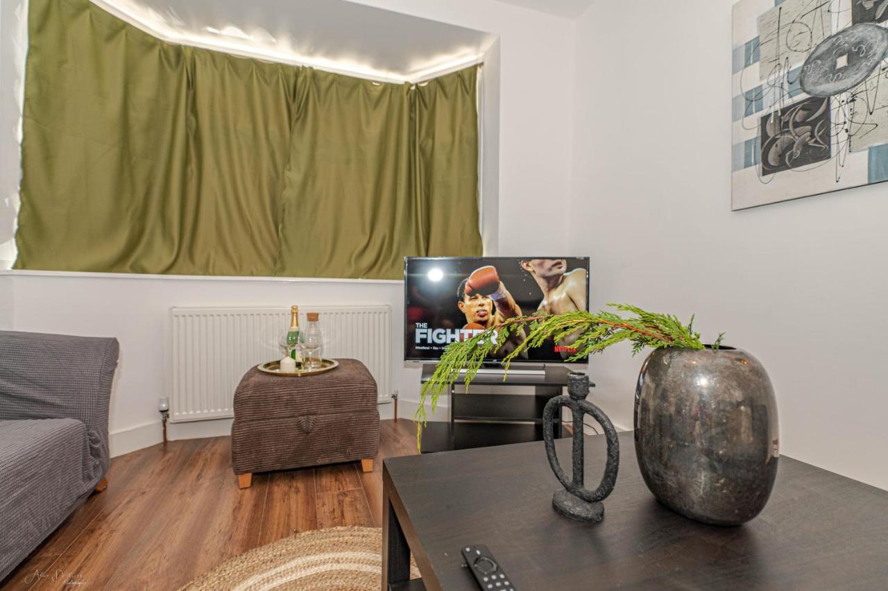 4 Bedrooms,2 Bathrooms House With Free Parking プラムステッド エクステリア 写真