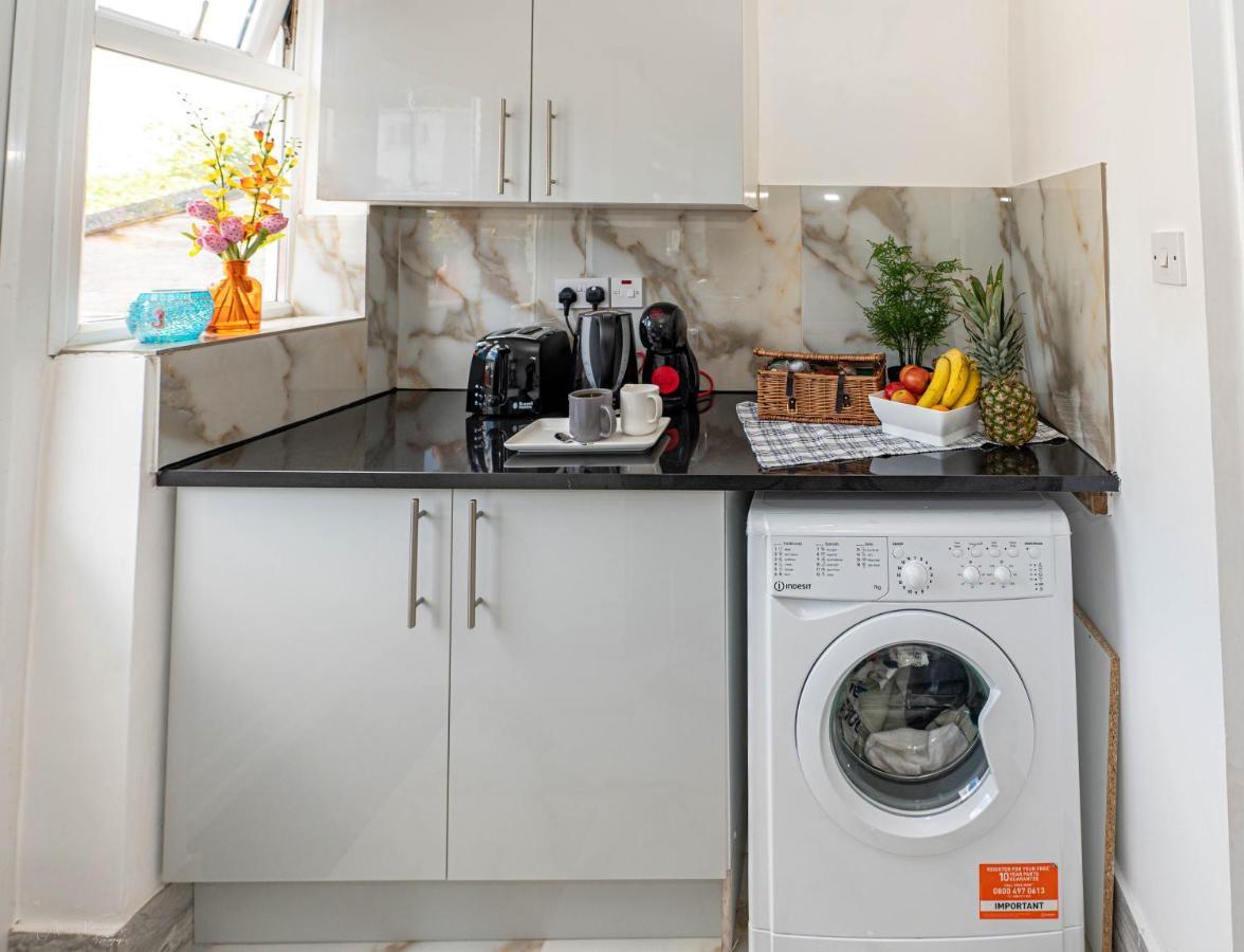 4 Bedrooms,2 Bathrooms House With Free Parking プラムステッド エクステリア 写真