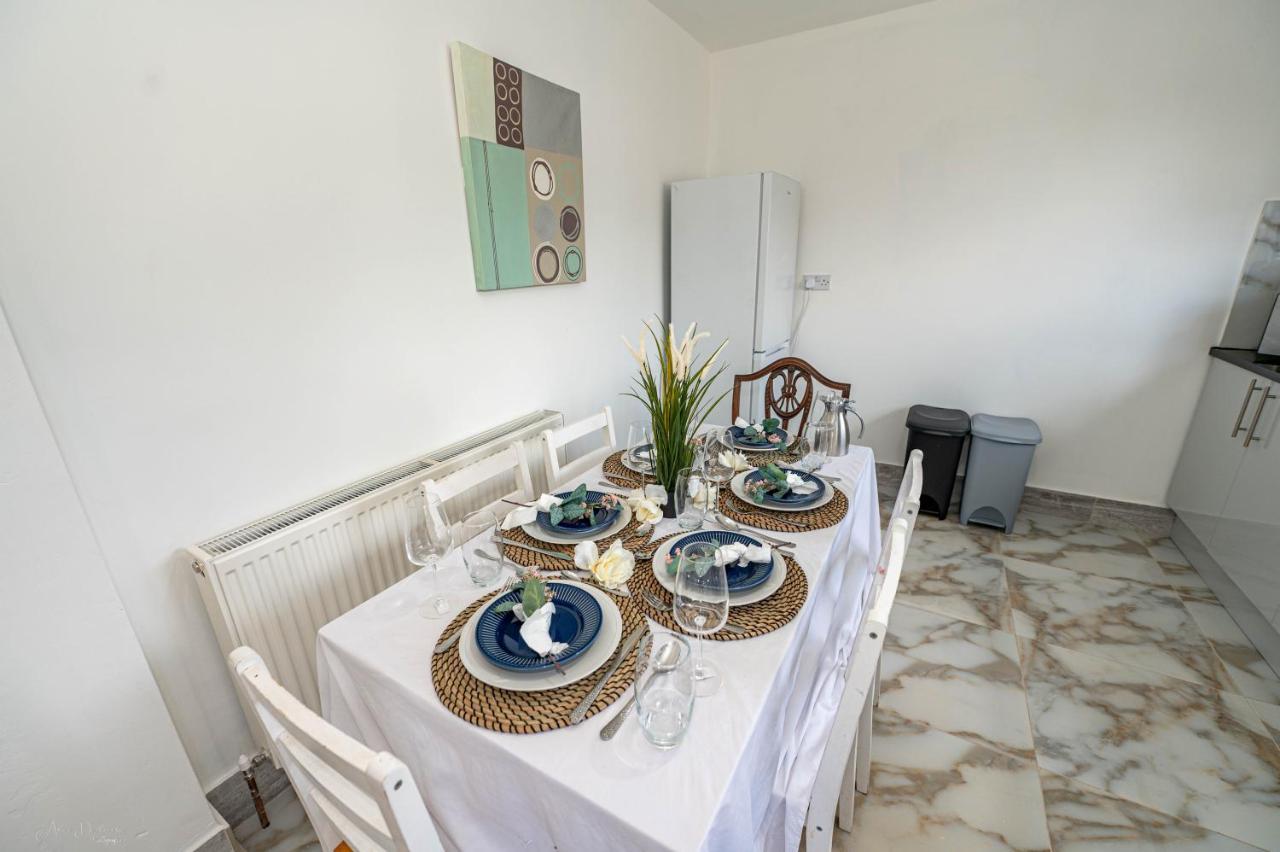 4 Bedrooms,2 Bathrooms House With Free Parking プラムステッド エクステリア 写真