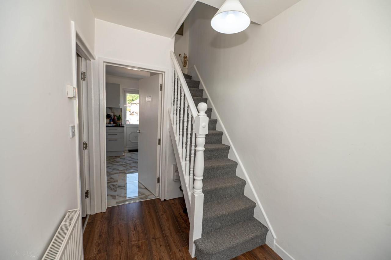 4 Bedrooms,2 Bathrooms House With Free Parking プラムステッド エクステリア 写真