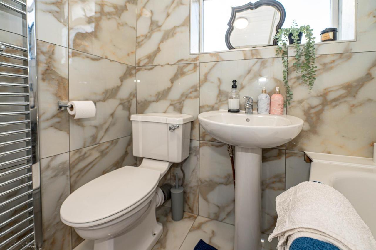 4 Bedrooms,2 Bathrooms House With Free Parking プラムステッド エクステリア 写真