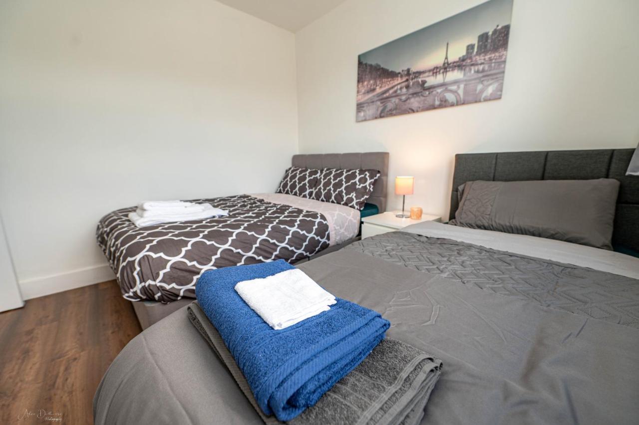 4 Bedrooms,2 Bathrooms House With Free Parking プラムステッド エクステリア 写真