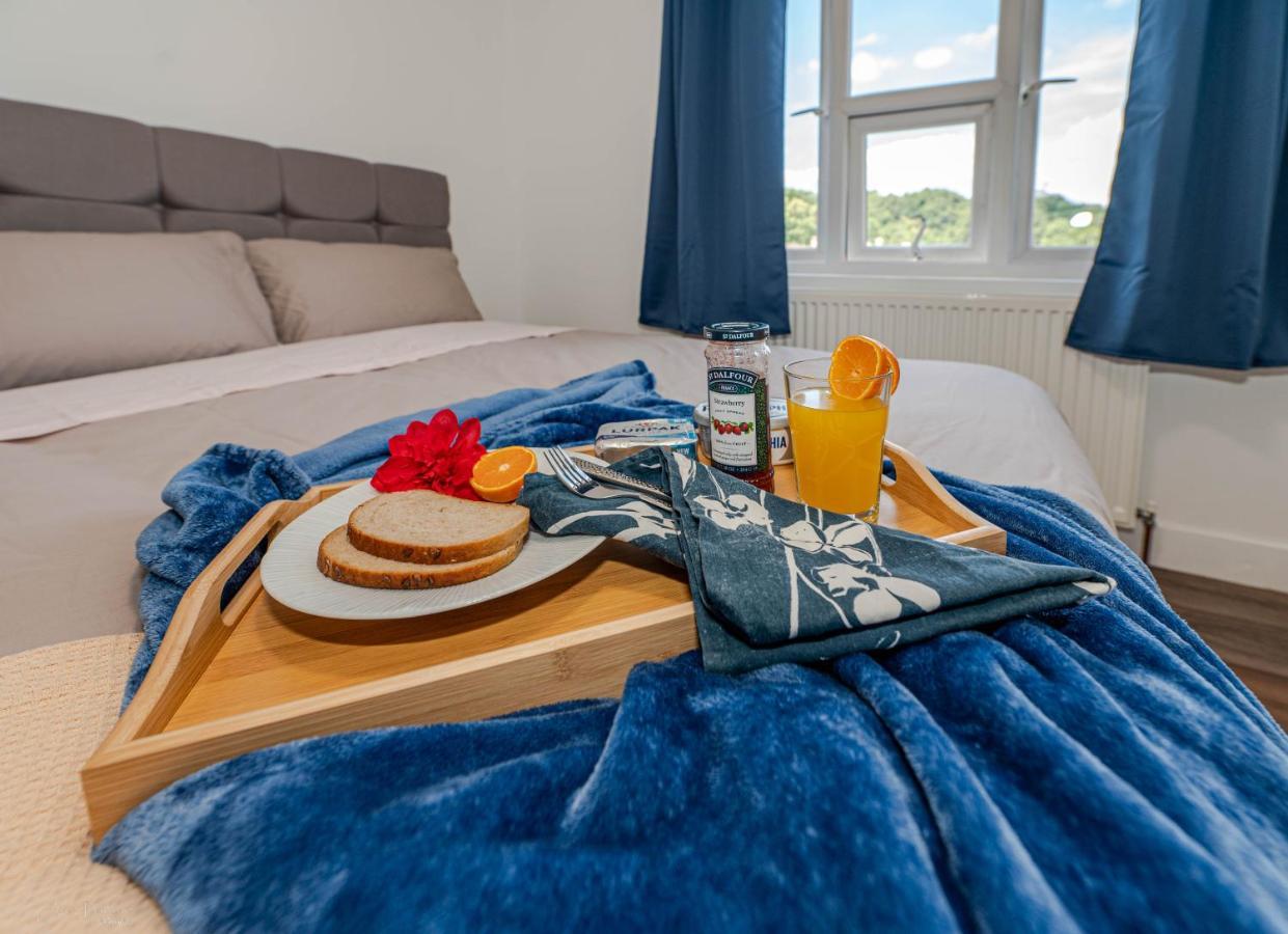 4 Bedrooms,2 Bathrooms House With Free Parking プラムステッド エクステリア 写真