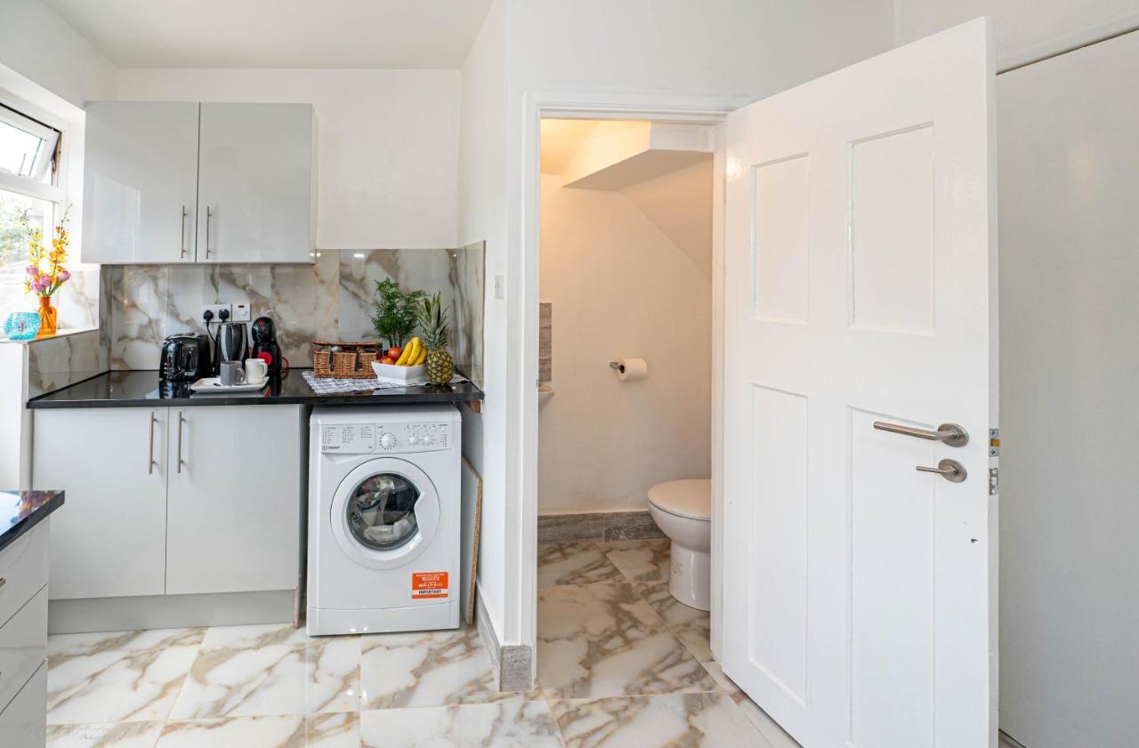 4 Bedrooms,2 Bathrooms House With Free Parking プラムステッド エクステリア 写真
