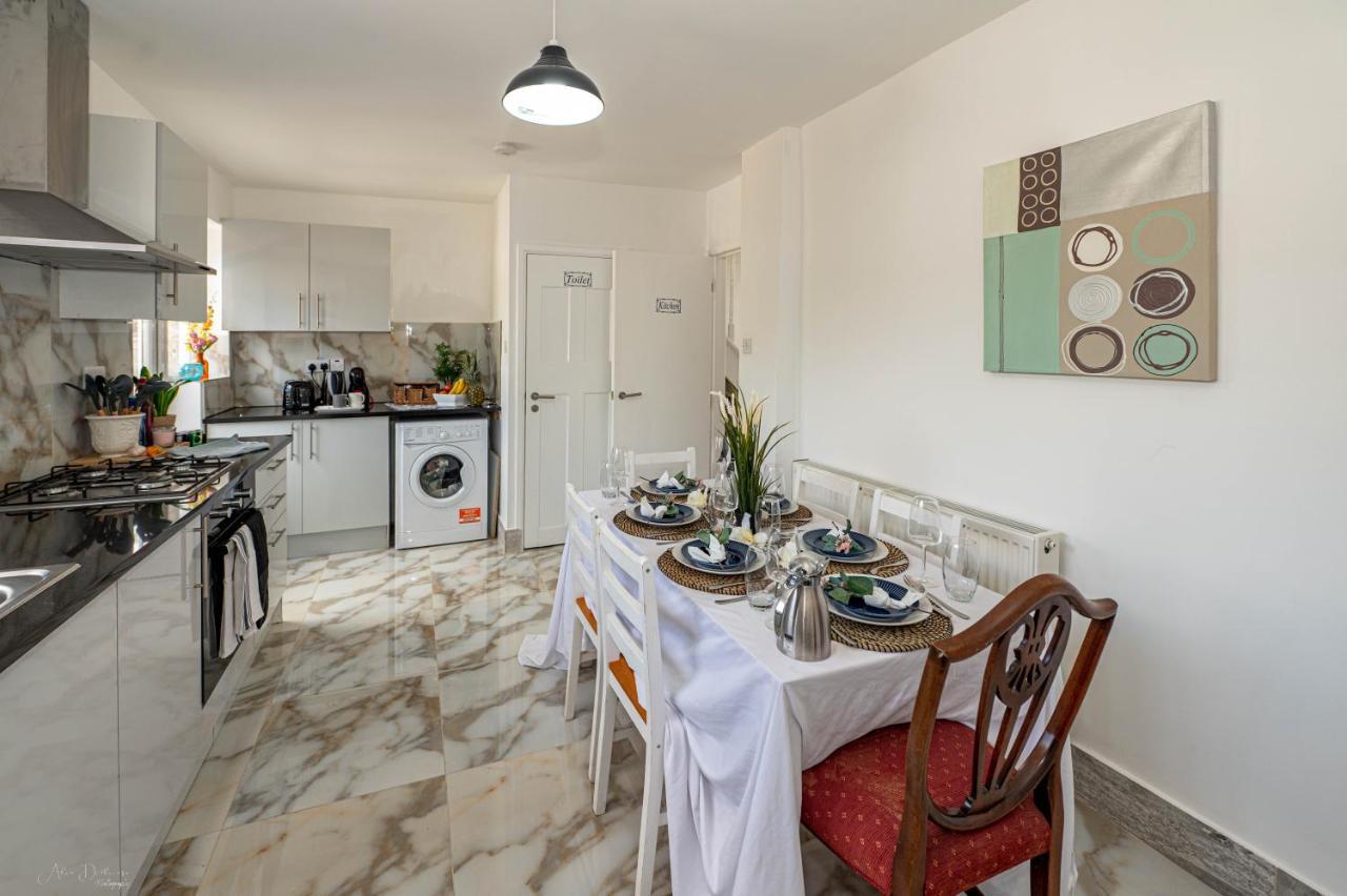 4 Bedrooms,2 Bathrooms House With Free Parking プラムステッド エクステリア 写真