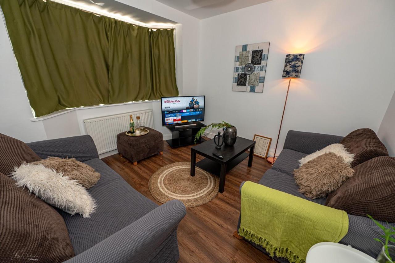 4 Bedrooms,2 Bathrooms House With Free Parking プラムステッド エクステリア 写真