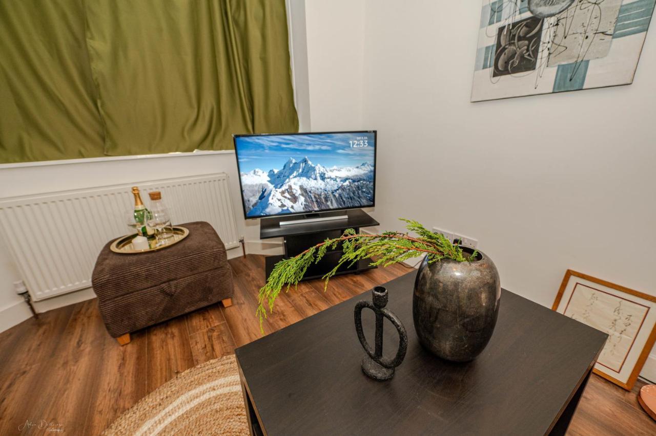 4 Bedrooms,2 Bathrooms House With Free Parking プラムステッド エクステリア 写真