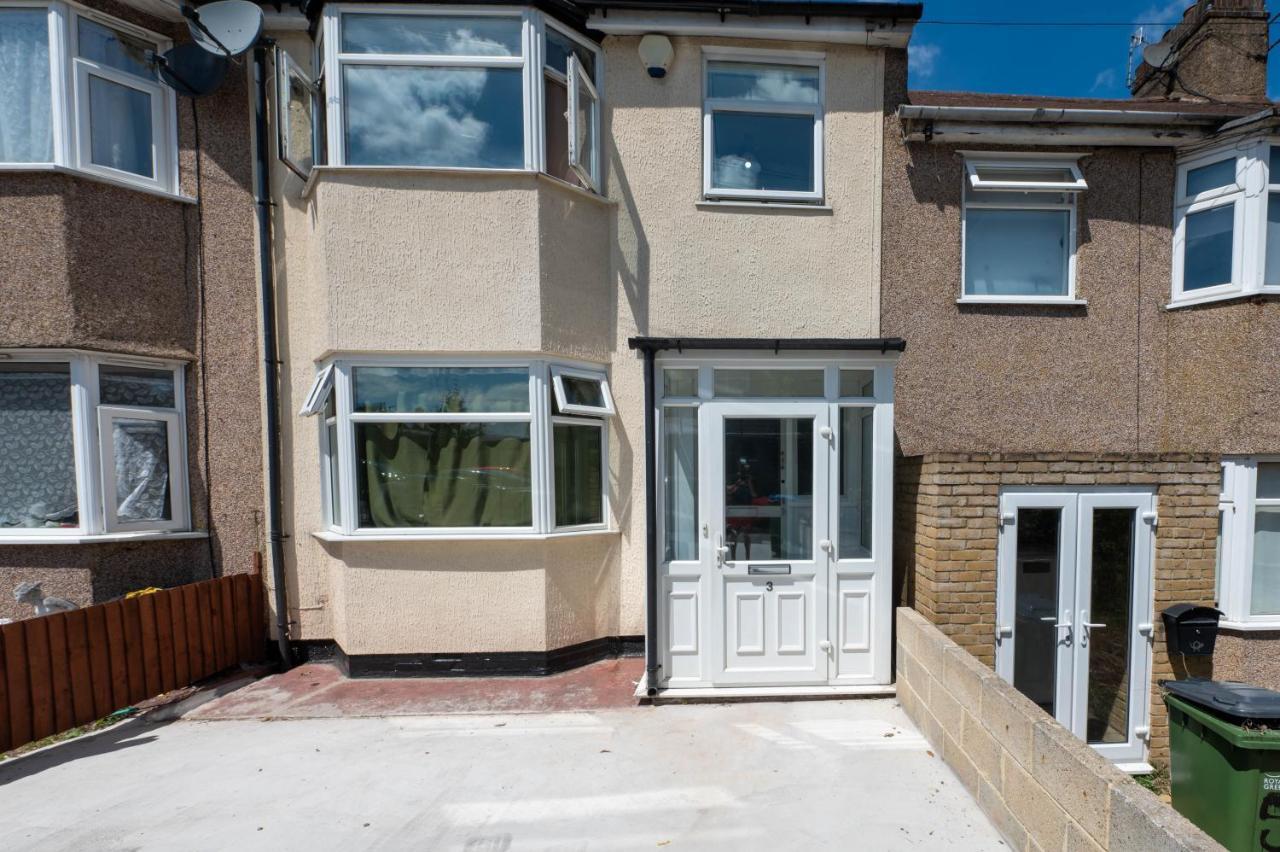 4 Bedrooms,2 Bathrooms House With Free Parking プラムステッド エクステリア 写真